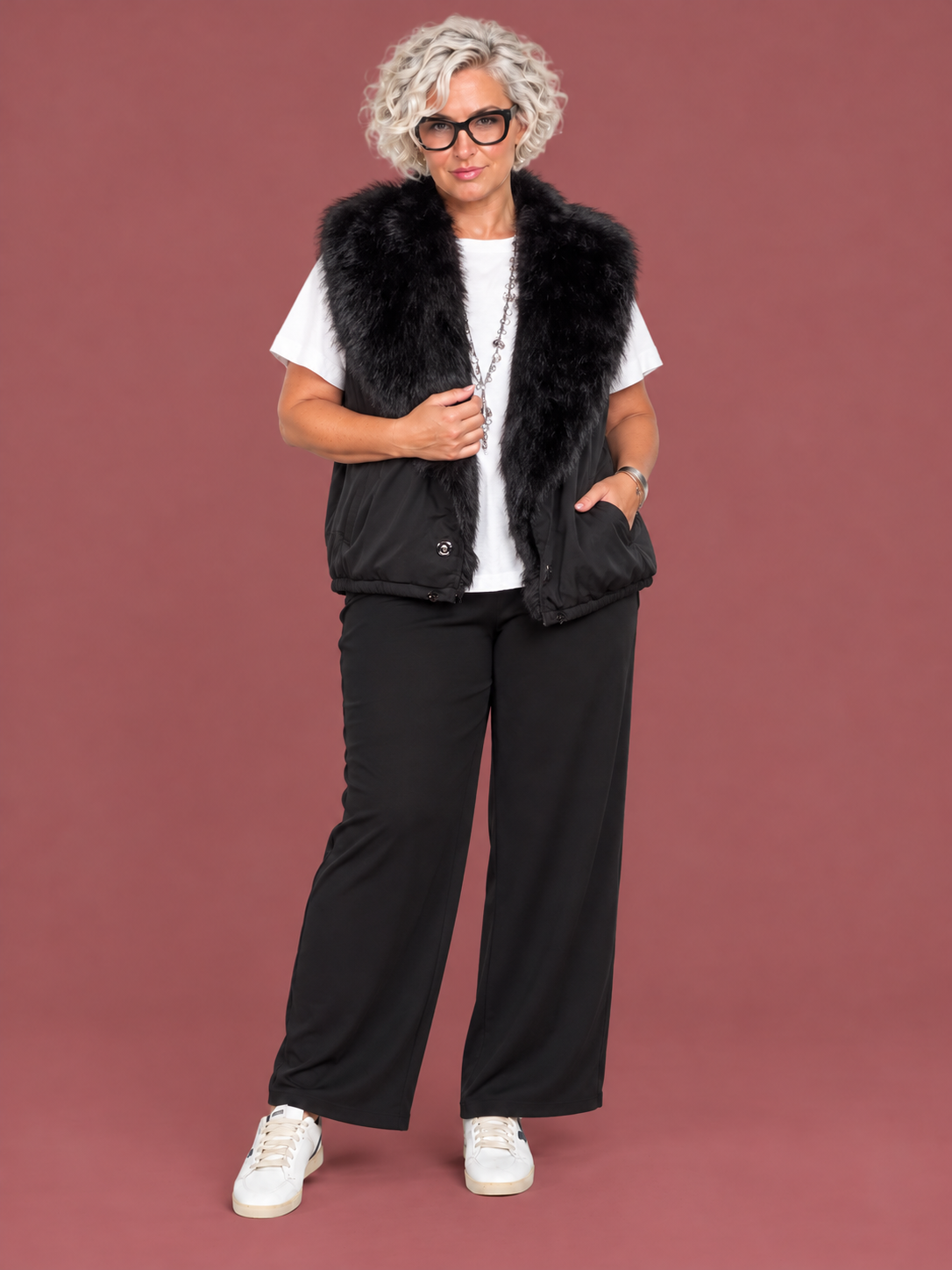 Gilet ecopelliccia — modella curvy