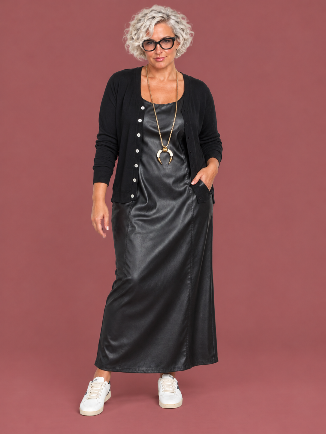 Cardigan con Bottoni a Contrasto — modella curvy