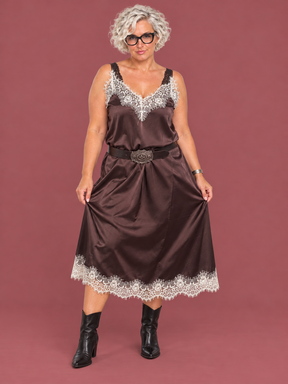 Abito sottoveste in raso con pizzo — modella curvy