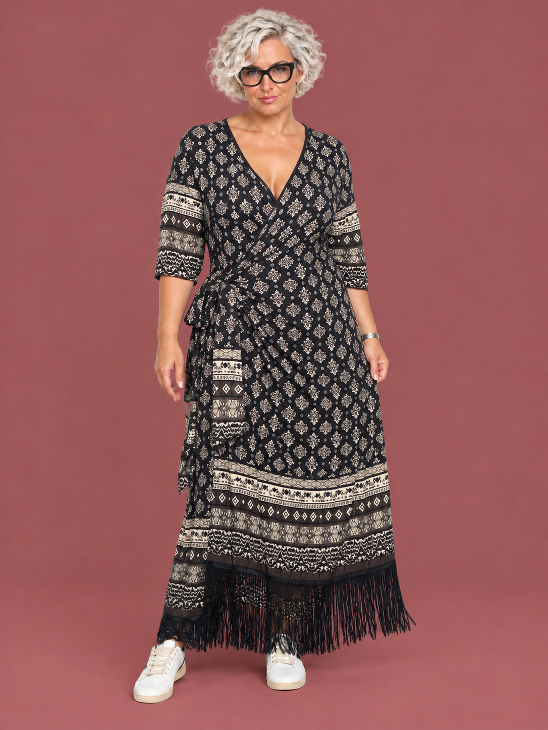 Abito lungo con nodo laterale e frange — modella curvy