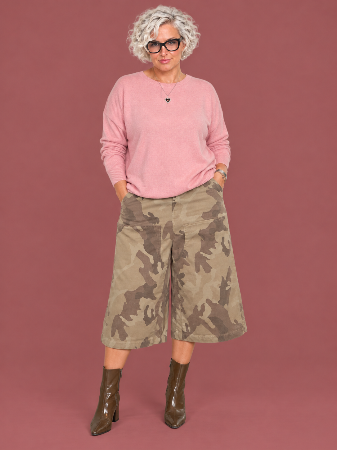 Bermuda culotte camouflage a gamba ampia Susy Star — modella curvy