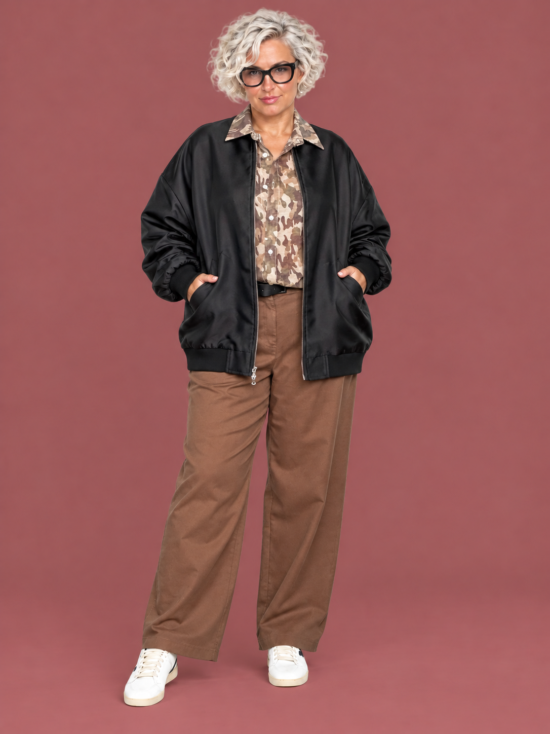Bomber Over in Raso Nero con Fodera Camouflage — modella curvy