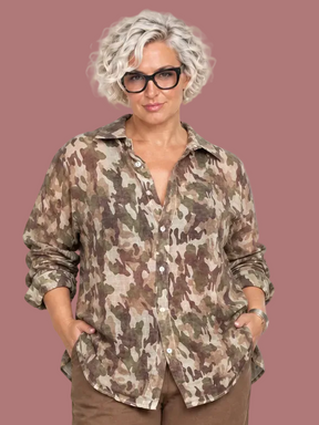 Camicia fantasia camouflage — modella curvy