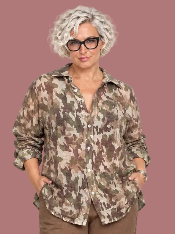 Camicia fantasia camouflage — modella curvy