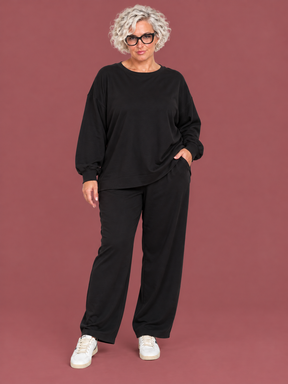 Completo Tuta Over — modella curvy