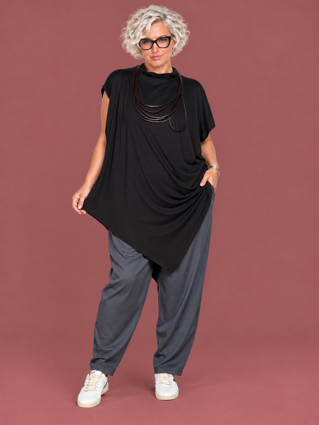 Maglia asimmetrica Susy Star — modella curvy
