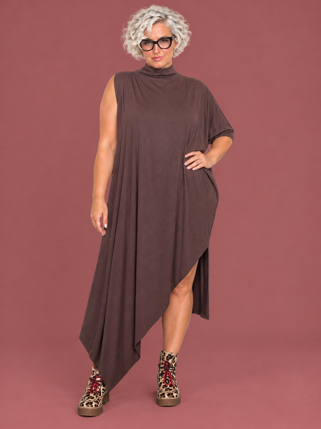 Abito over asimmetrico — modella curvy