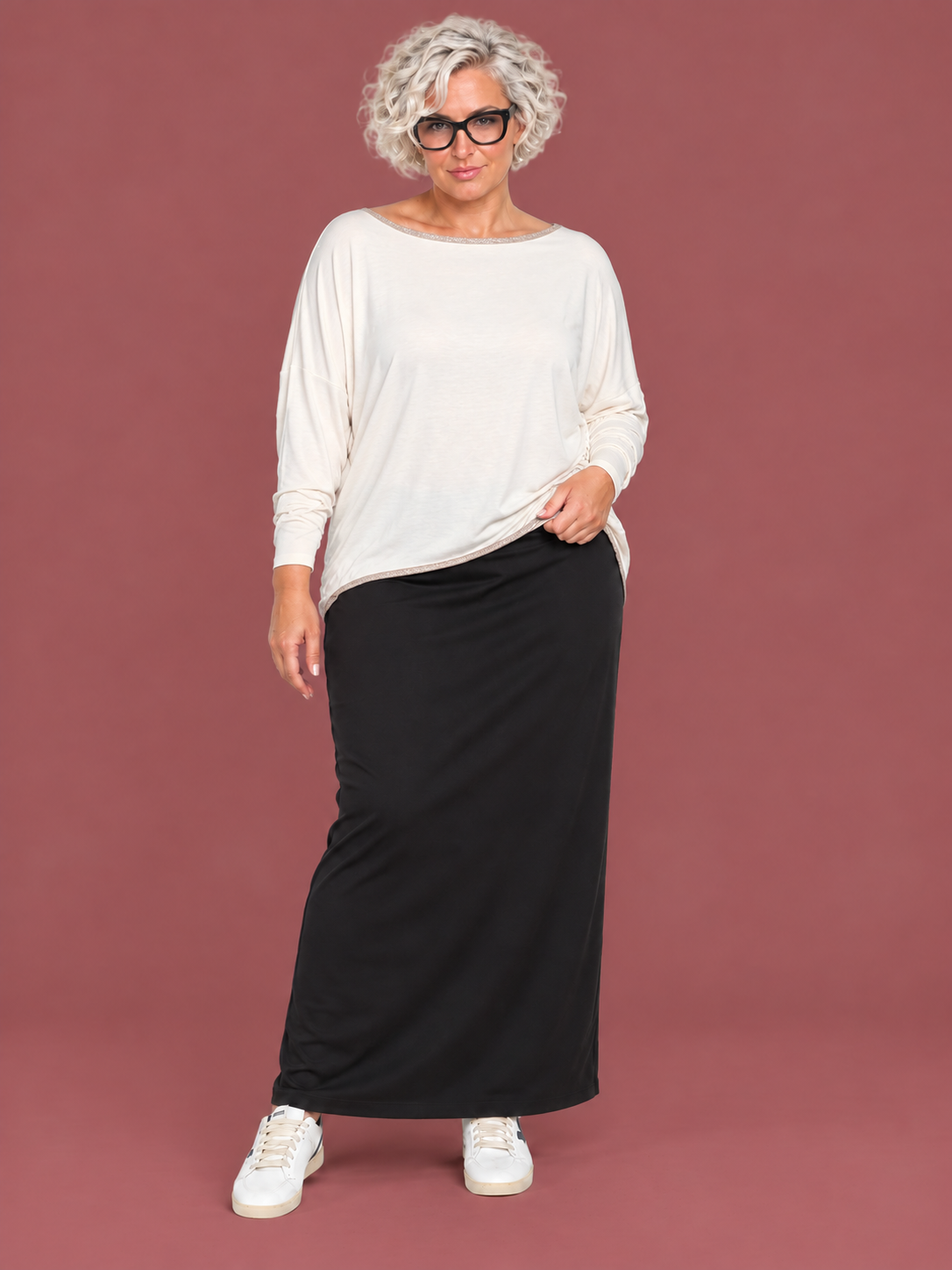 Maglia Oversize a Maniche a Pipistrello con Bordo a Contrasto — modella curvy