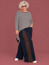 Pantalone Wide Leg Maxi Pannello Contrasto — modella curvy