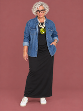 Camicia di Jeans Oversize Denim Medio — modella curvy