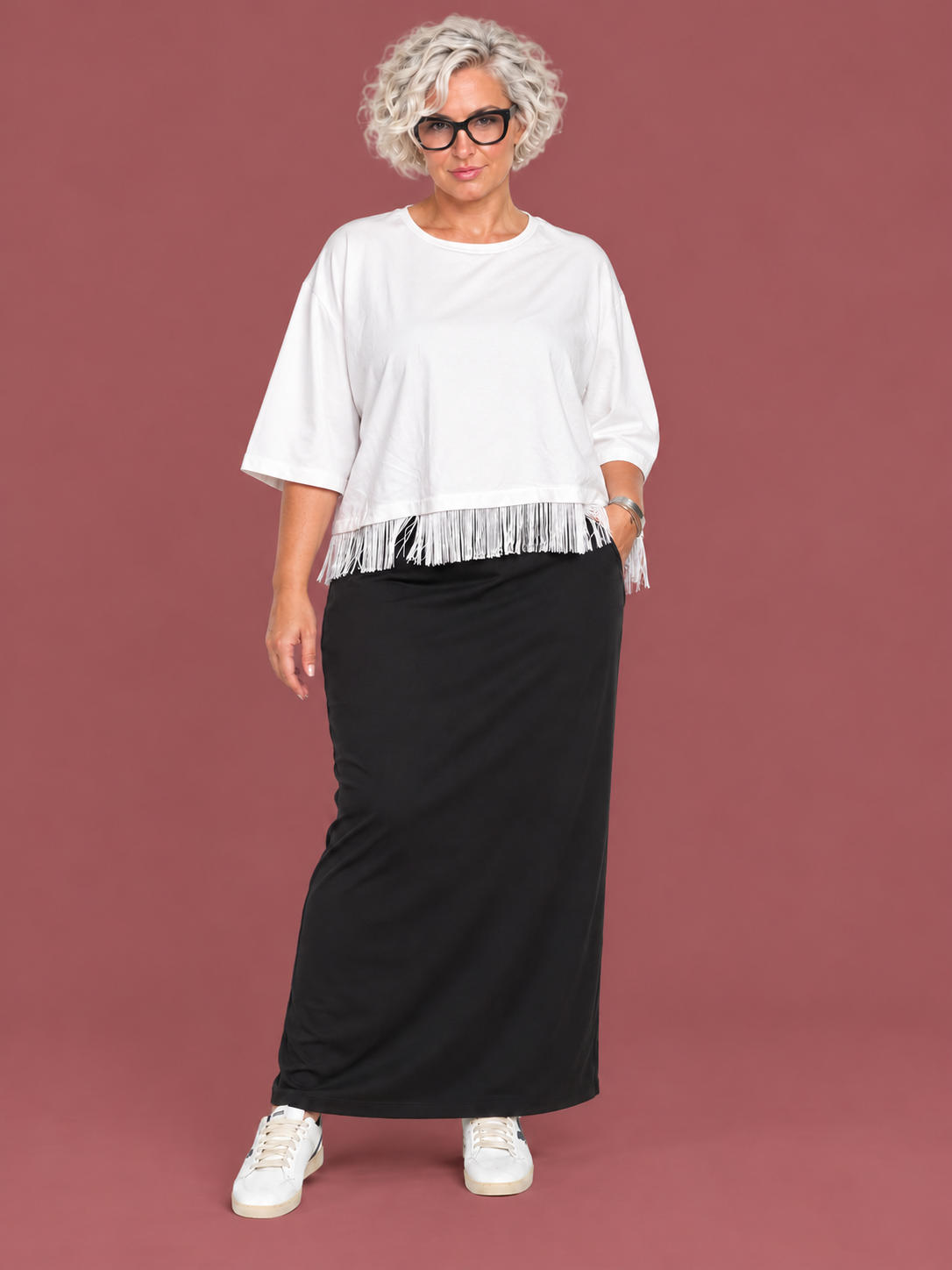 T-shirt con frangia Susy Star in cotone elasticizzato — modella curvy