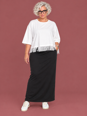 T-shirt con frangia Susy Star in cotone elasticizzato — modella curvy