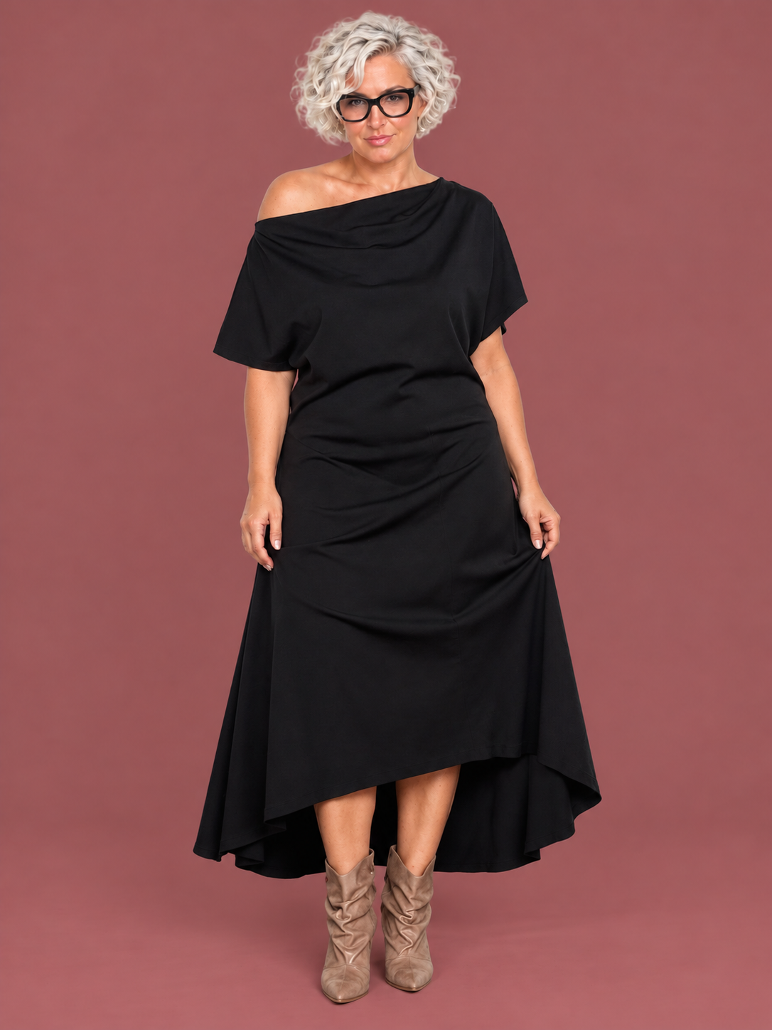 Abito nero con scollo asimmetrico Deja Vu — modella curvy