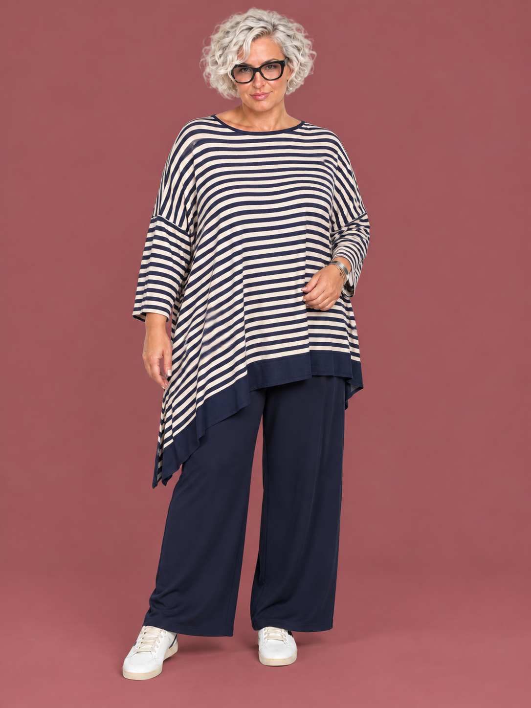 Maglia Oversize Righe Poncho Maniche Pipistrello — modella curvy