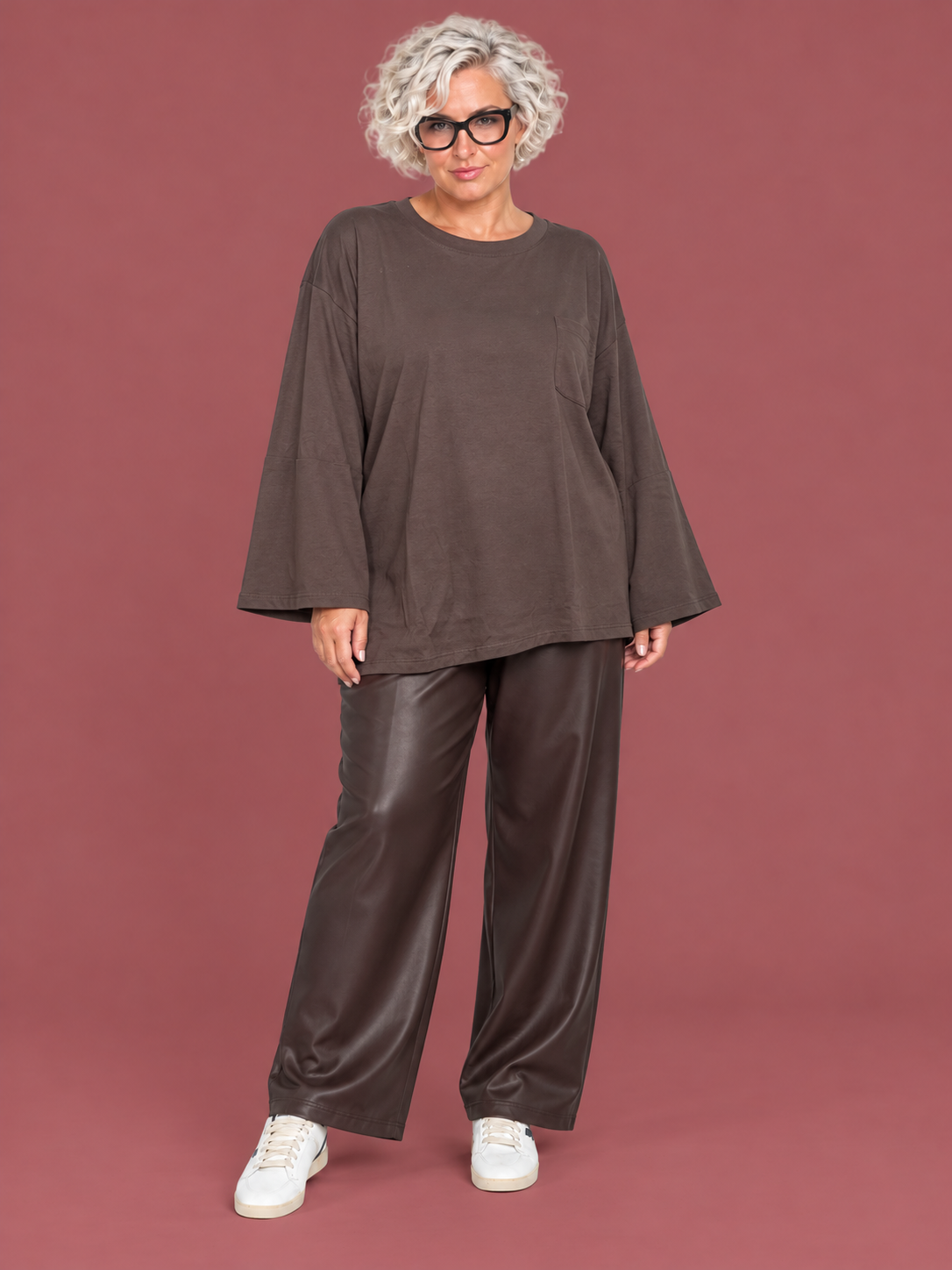 T-shirt oversize con maniche a campana e taschina — modella curvy