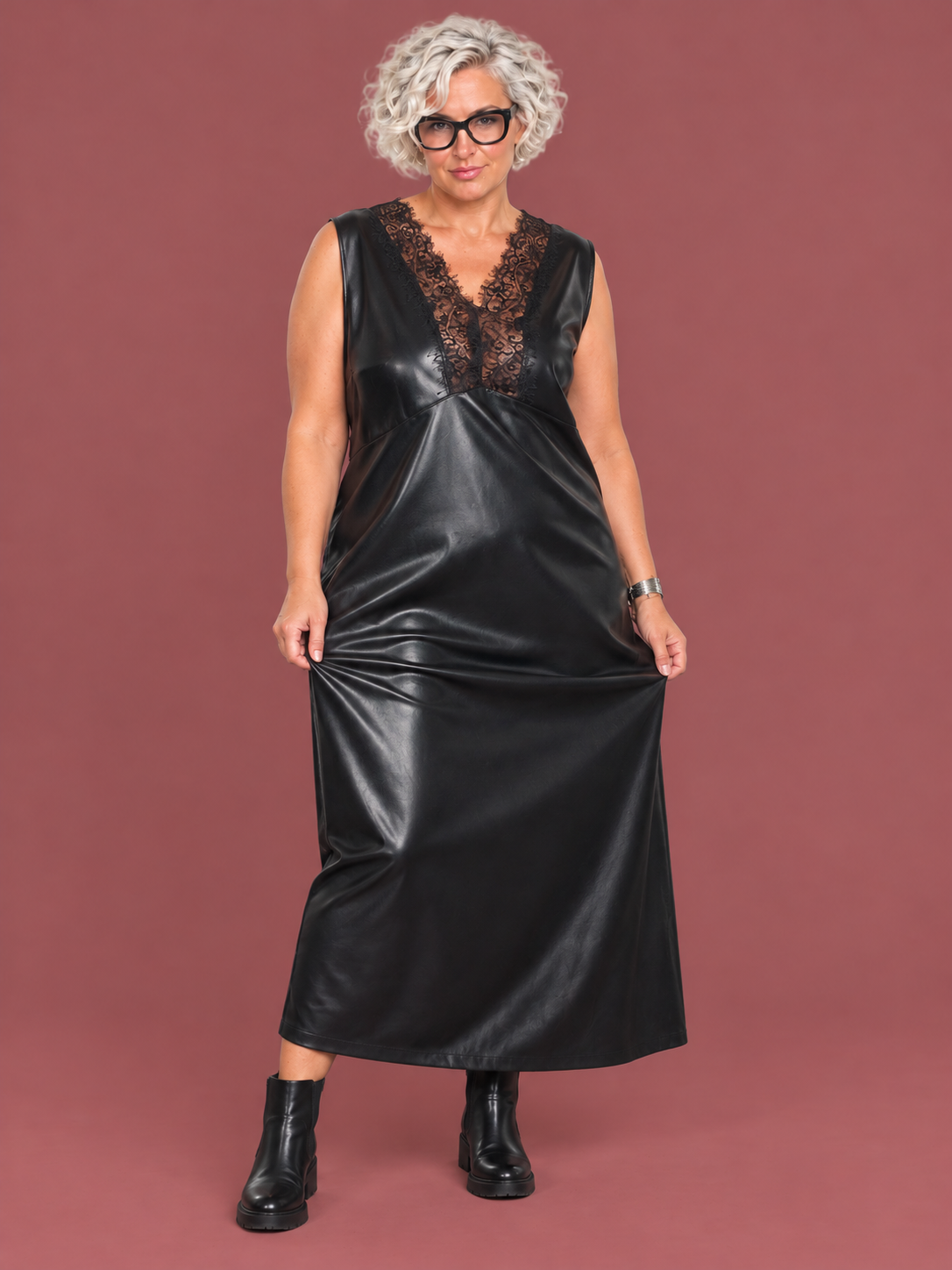 Abito nero effetto pelle con pizzo Deja Vu — modella curvy