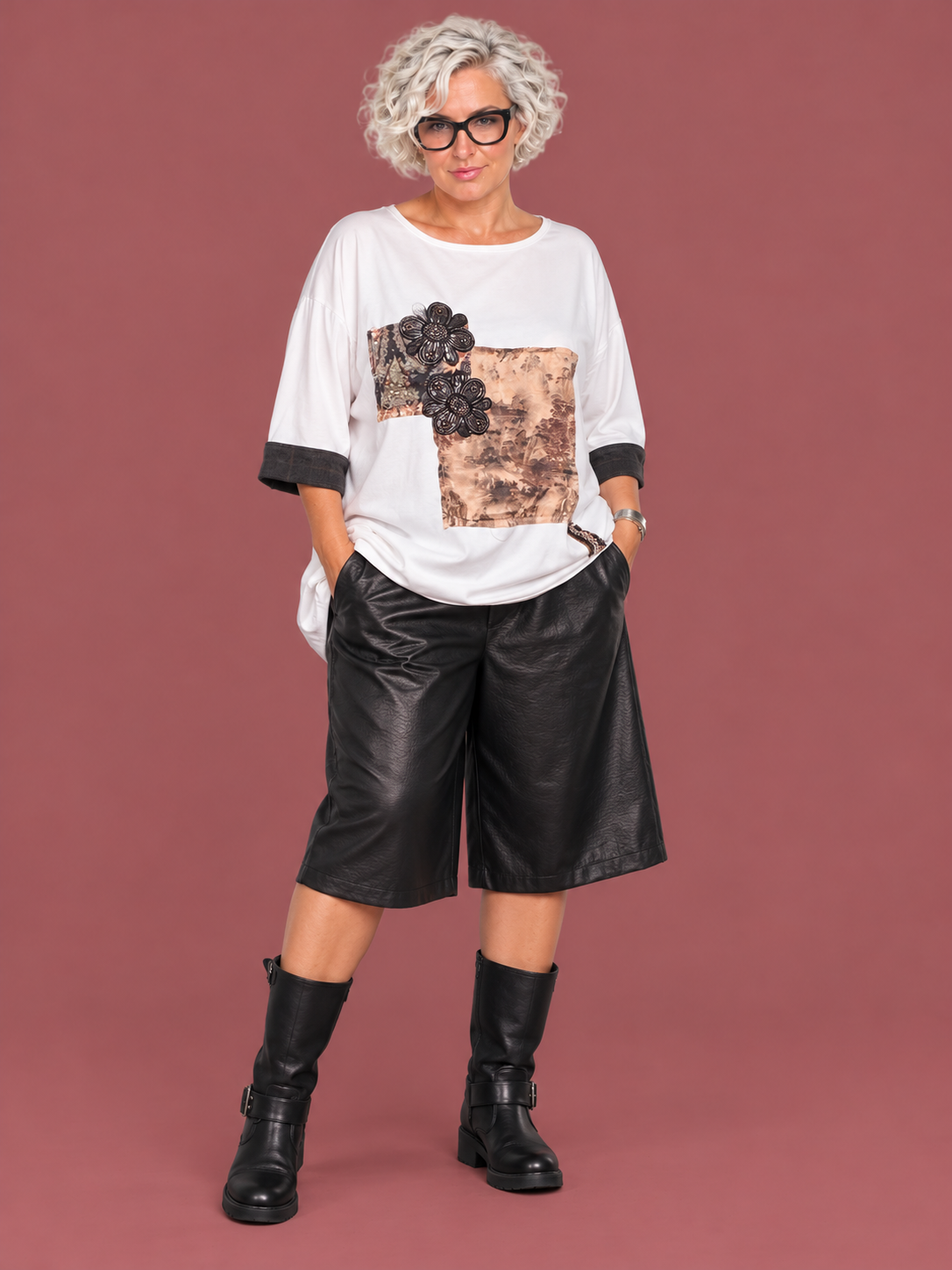 Bermuda over in ecopelle indossato dalla modella curvy
