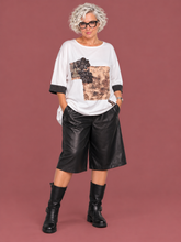 Bermuda over in ecopelle indossato dalla modella curvy