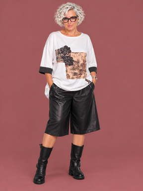 Bermuda over in ecopelle indossato dalla modella curvy