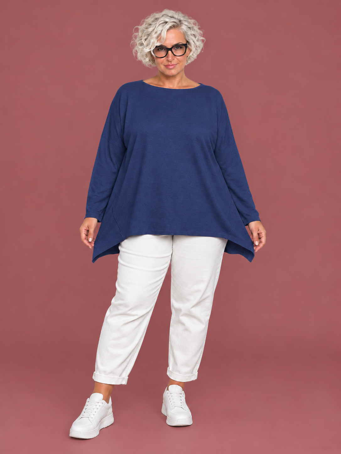 Maglia scollo barca blu sulla modella master, viso completo