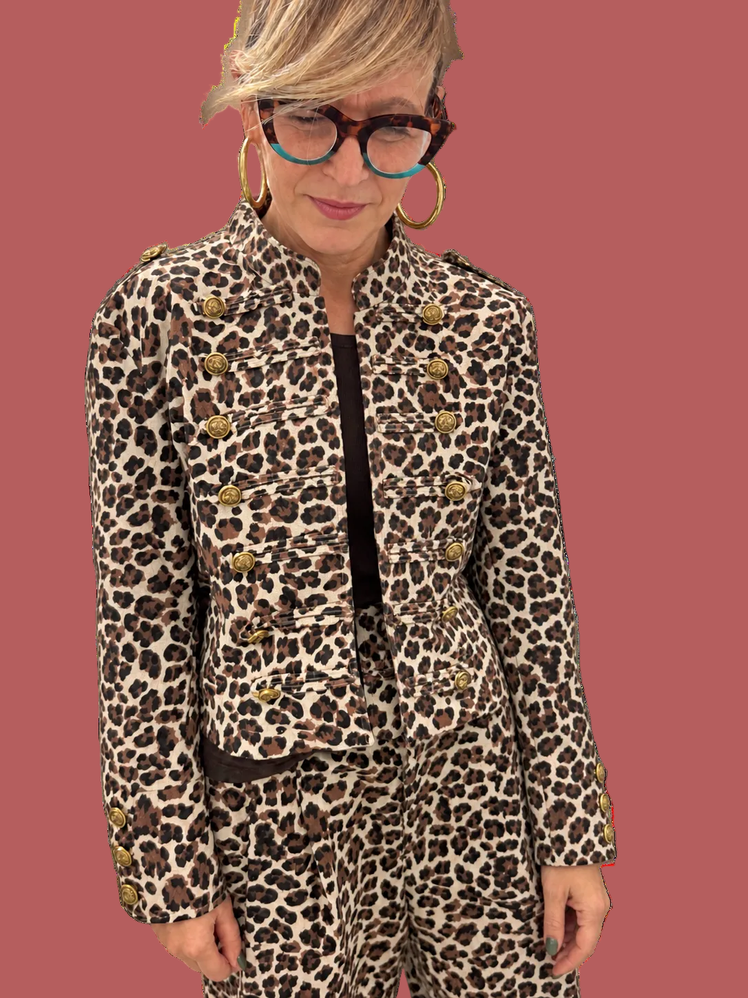 Giacca leopardata stile militare con bottoni dorati