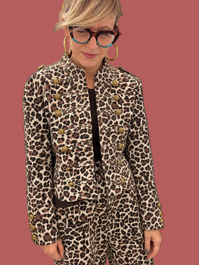 Giacca leopardata stile militare con bottoni dorati