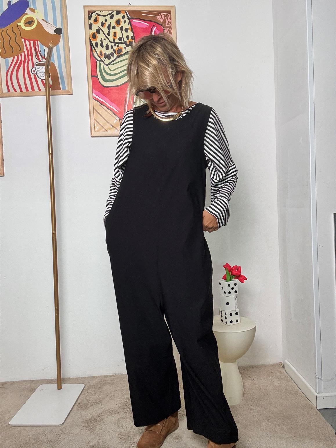 SUSY STAR - Tuta Ampia con Bretelle  Libertà, Comodità e Stile in un Solo Gesto NERO ST88081FIO/ NERO SUSY STAR 