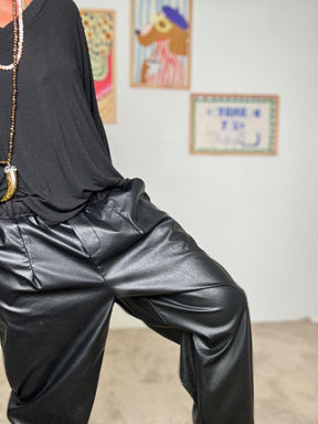 DEJA VU - Pantaloni donna in ecopelle nera morbida A25AP211/ NERO DEJA VU 