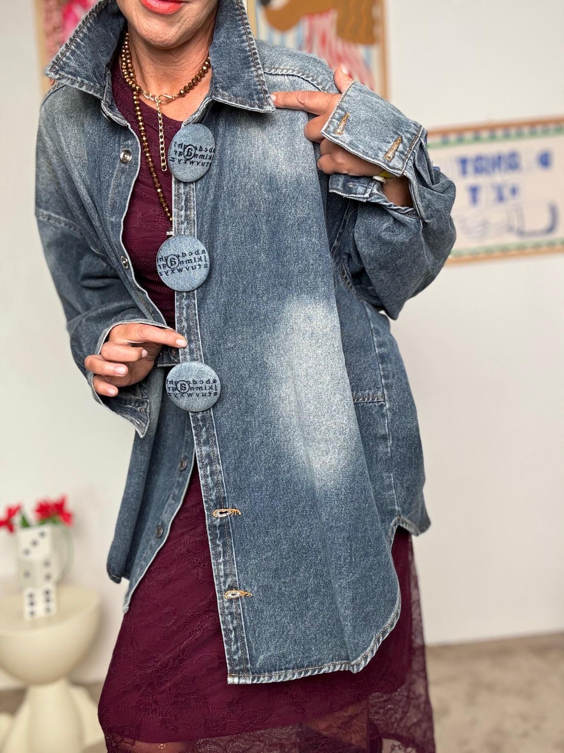 FEMALE - Giacca di jeans oversize con maxi bottoni  Stile deciso, anima vintage JH25027/ JEANS FEMALE 