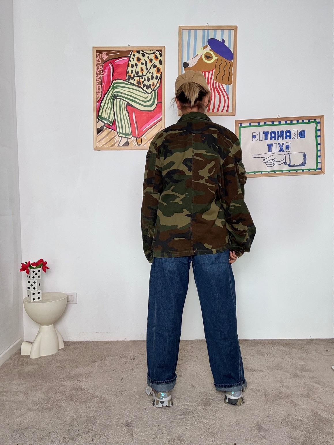 SUSY MIX - Giacca Camouflage Unisex con Ricami Floreali a Contrasto JSUSY64/ VERDE SUSY MIX 