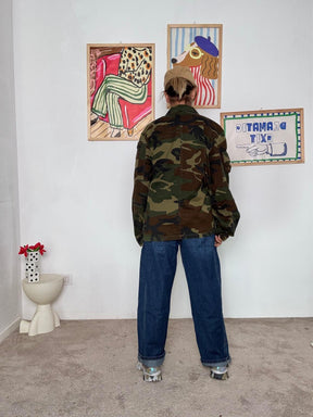 SUSY MIX - Giacca Camouflage Unisex con Ricami Floreali a Contrasto JSUSY64/ VERDE SUSY MIX 