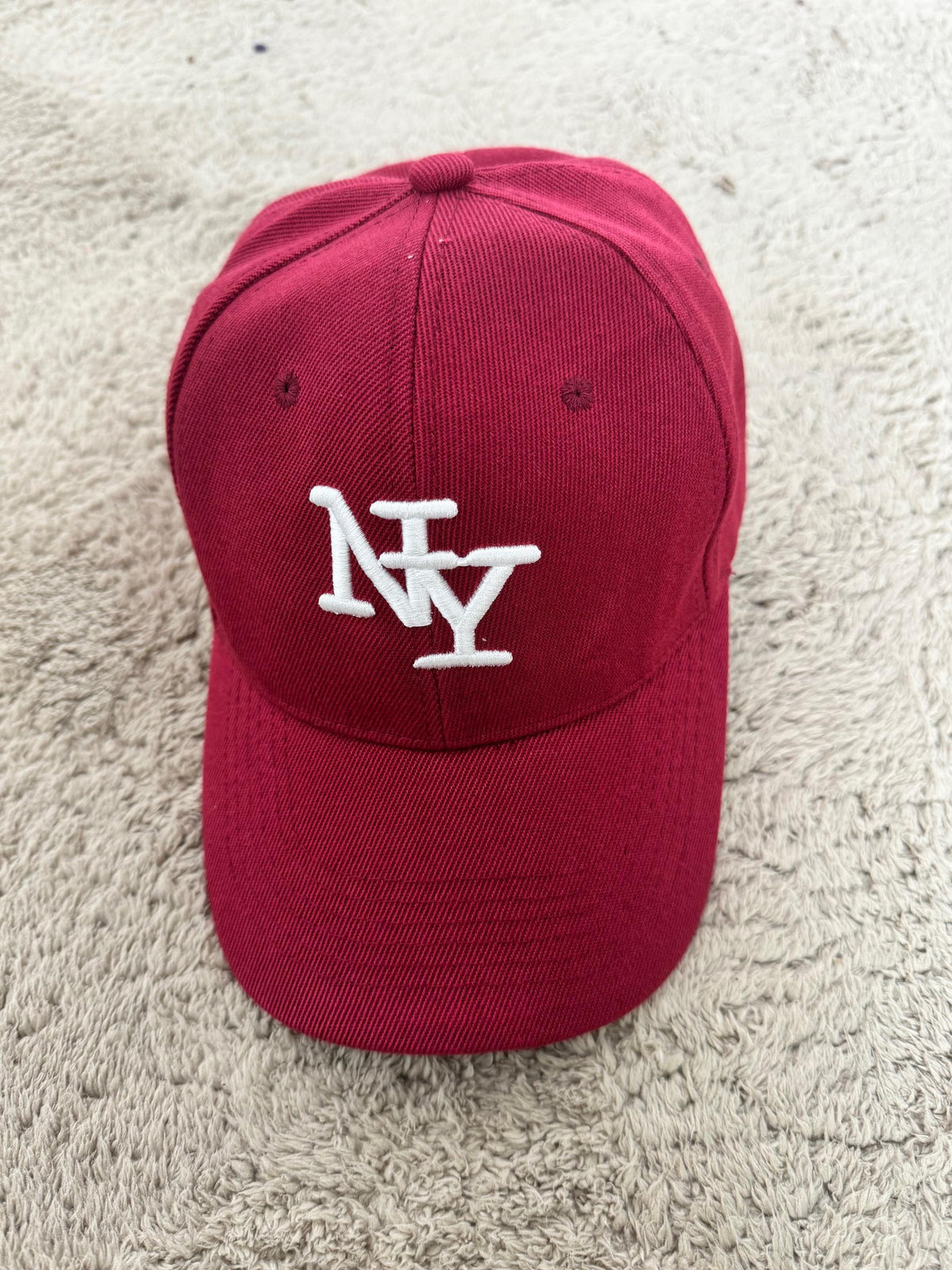 FEMALE - Cappellino NY  Spirito urban con stile intramontabile CAPPELLO NY/ VINO FEMALE 