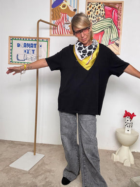 DEJA VU  - T-shirt donna oversize in cotone con foulard   Minimal, ma con carattere NERA A25RU409/ NERO DEJA VU 