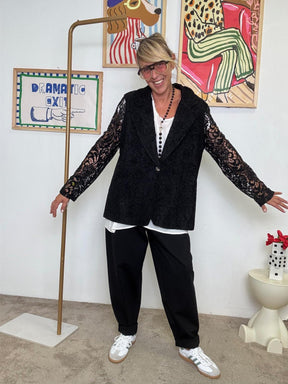 DEJA VU - Giacca in Punto Milano con maniche in pizzo  Eleganza rock e zero stress A25AN605/ NERO DEJA VU 