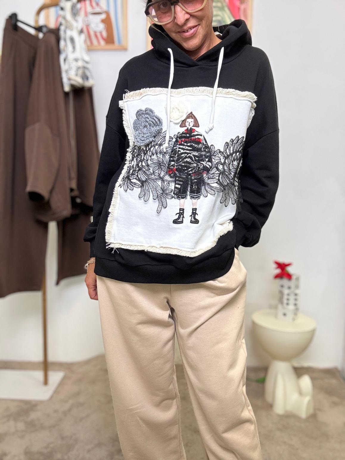 FELPA - Felpa Oversize "Sogni a Colori" con Patch Artistico  Nera A25DL401/ NERO DEJA VU 