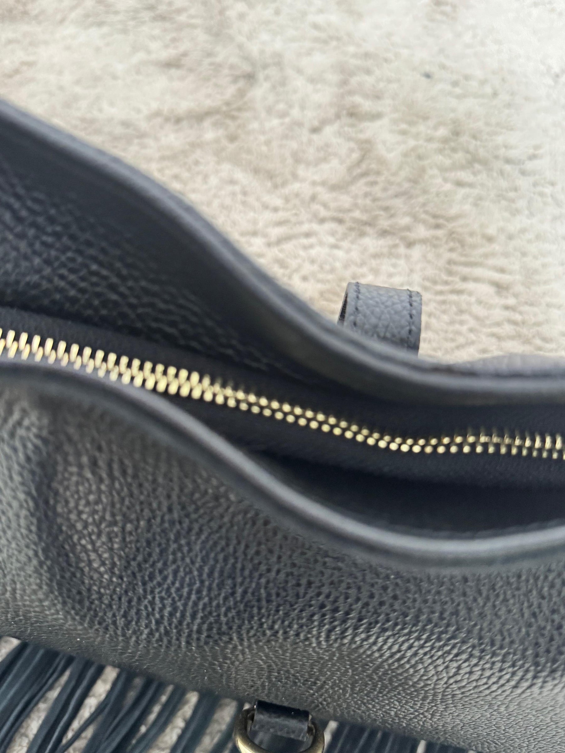 FEMALE -Borsa in pelle con frange  lo stile boho-chic che non passa inosservato MILA/ NERO FEMALE 