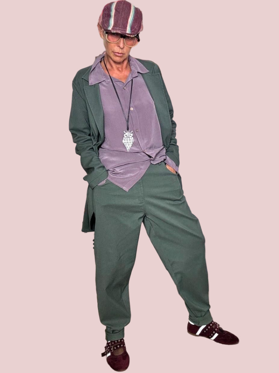 DEJA VU-  Pantaloni in bengalina  comfort, stile e versatilità in un solo capo verde A25UN203/ VERDE DEJA VU 