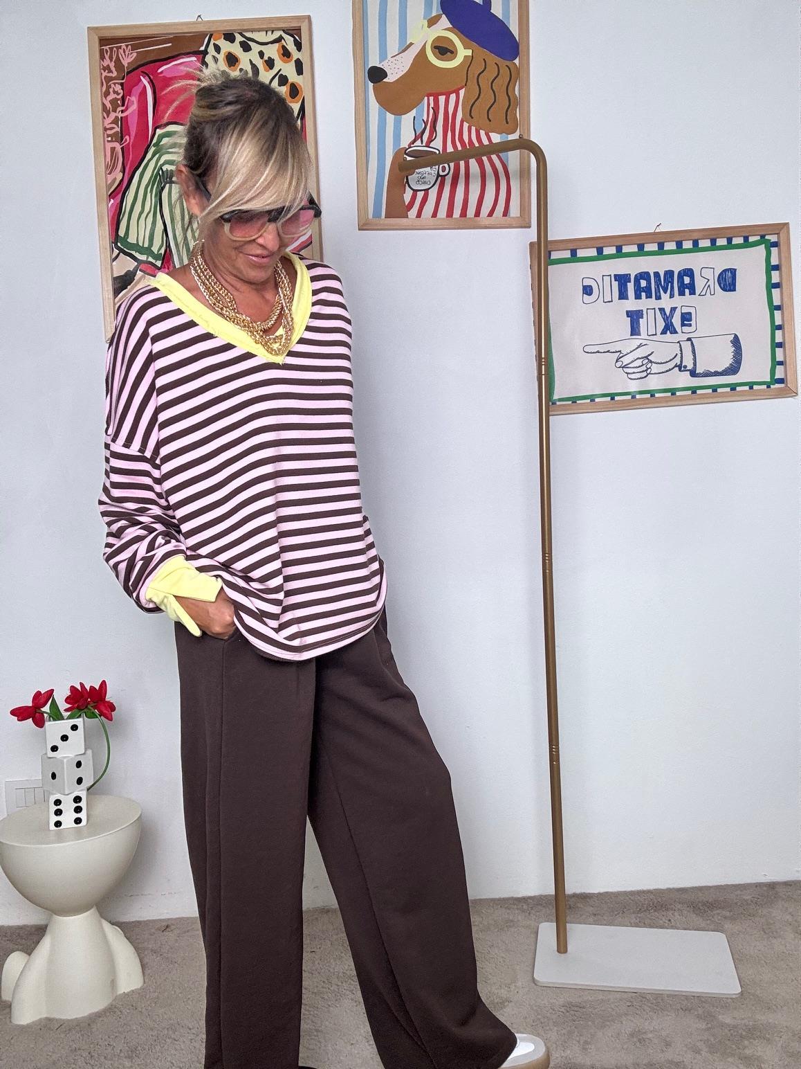 FEMALE - Felpa oversize a righe rosa e marroni  con dettagli giallo fluo R51305/ RIGA M-GIALLO FEMALE 