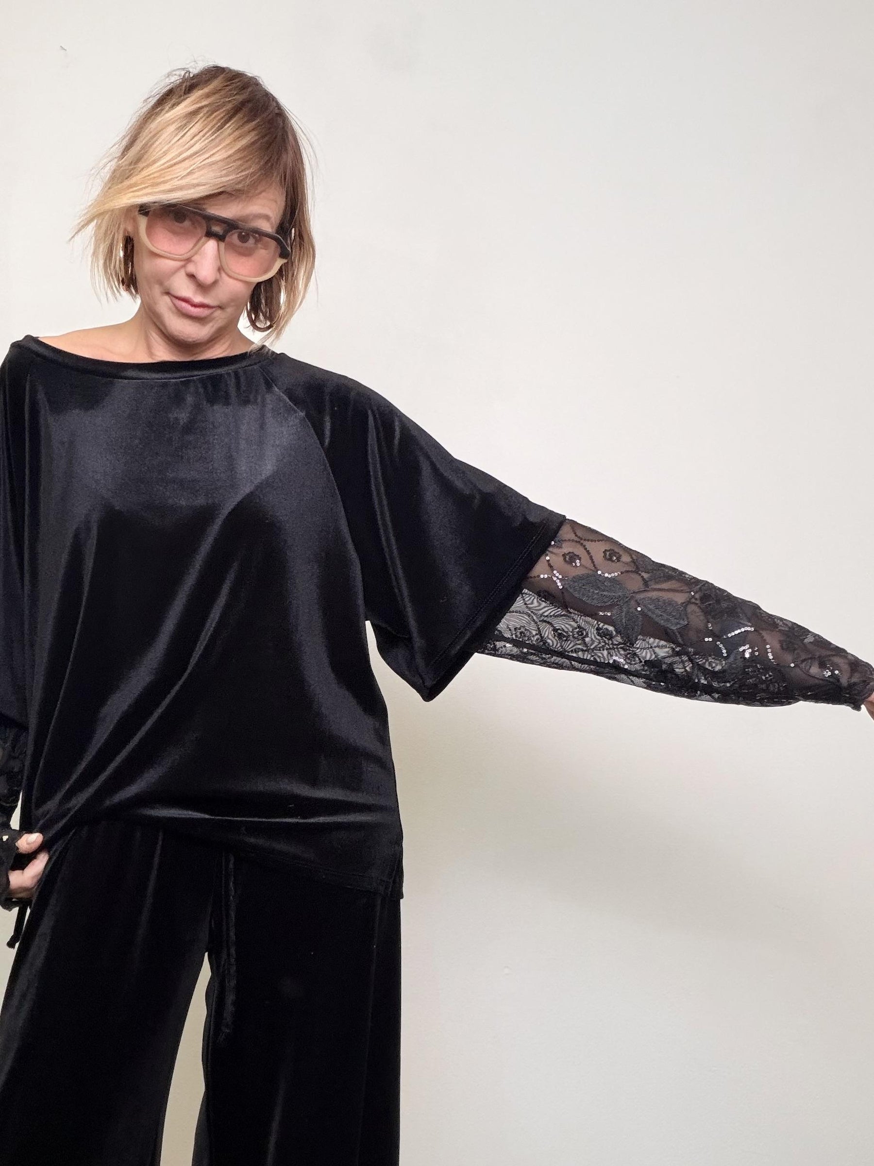 SUSY STAR - Maglia morbida in velluto con maniche in pizzo STSS0005/ NERO SUSY STAR 