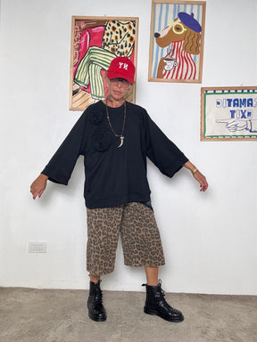 FEMALE - Felpa nera oversize con applicazioni floreali  comfort e stile in un unico capo A7227-F9/ NERO FEMALE 