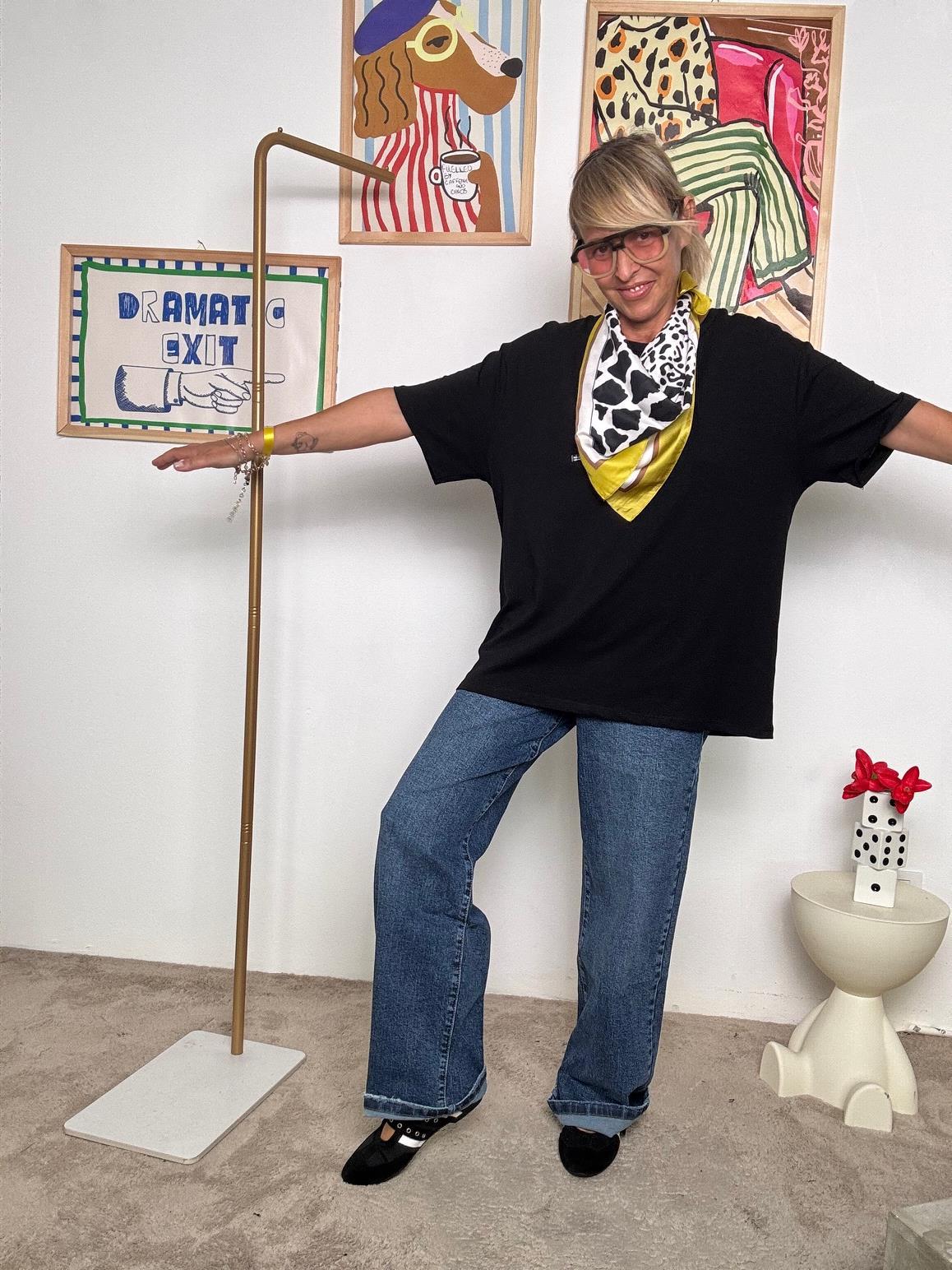 DEJA VU  - T-shirt donna oversize in cotone con foulard   Minimal, ma con carattere NERA A25RU409/ NERO DEJA VU 