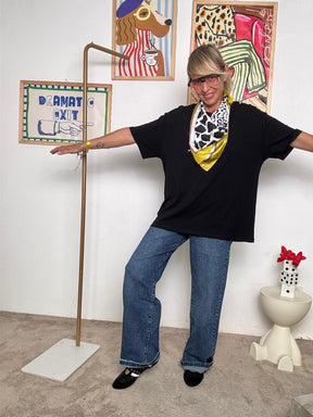 DEJA VU  - T-shirt donna oversize in cotone con foulard   Minimal, ma con carattere NERA A25RU409/ NERO DEJA VU 