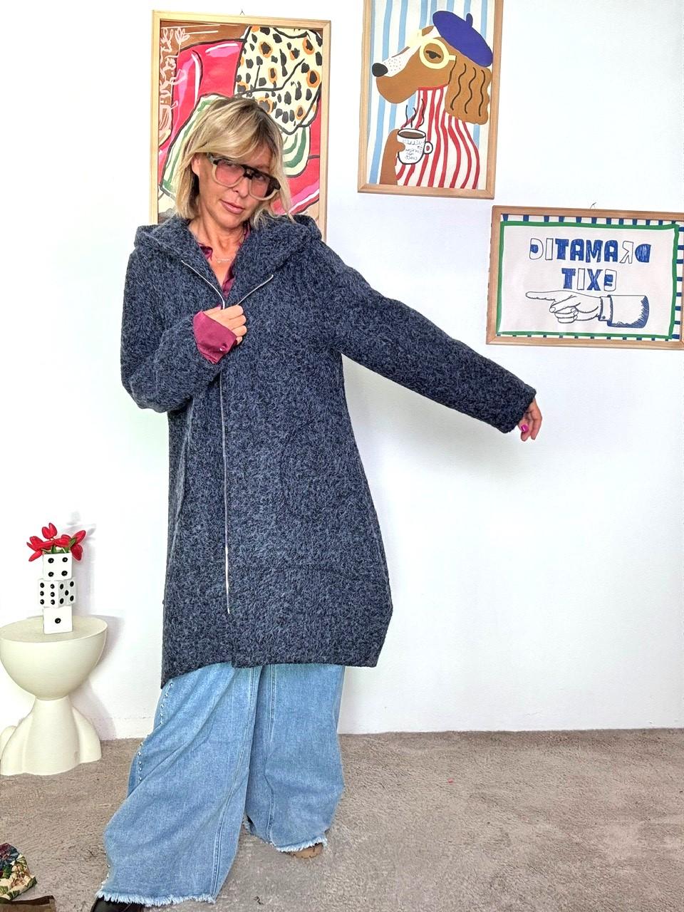 SUSY STAR - Cappotto bouclé blu con cappuccio  Calore, comfort e stile cozy ST82043CHY/ BLU SUSY STAR 