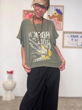 SUSY STAR - T-shirt verde oversize con stampa rock  Stile casual e grintoso ST702M/ VERDE MILITARE SUSY STAR 