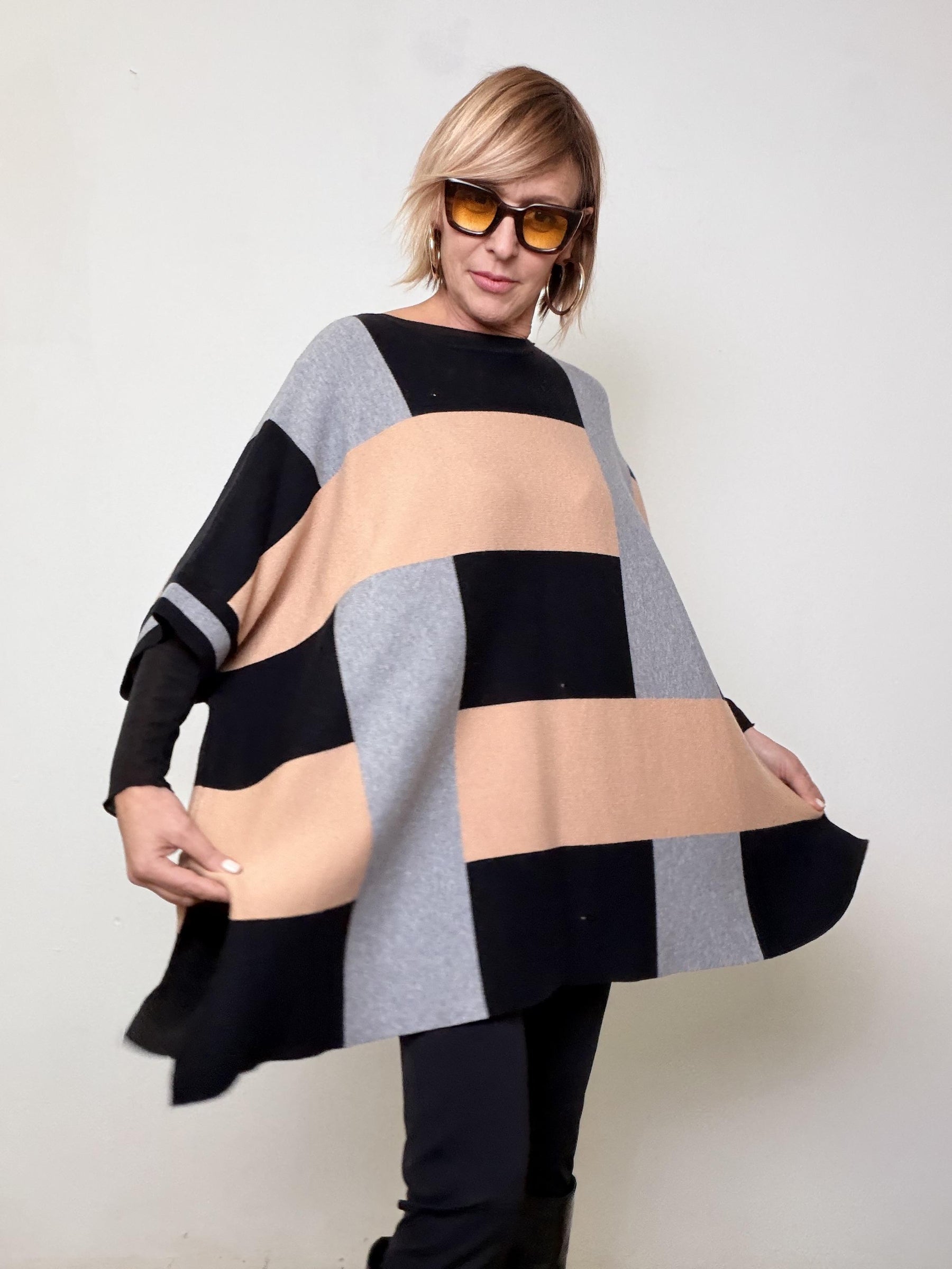 FEMALE - Maxi maglia geometrica  comoda, scenografica e super chic ZS5385/ NERO FEMALE 