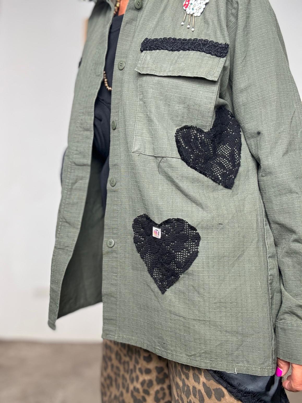 FEMALE - Camicia vintage verde militare con patch  stile grintoso e originale U7/ VERDE MILITARE FEMALE 