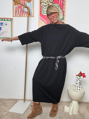 SUSY STAR - Abito Oversize con Spalla Scivolata  Stile Effortless, Praticamente Garantito STY0266FW/ NERO SUSY STAR 