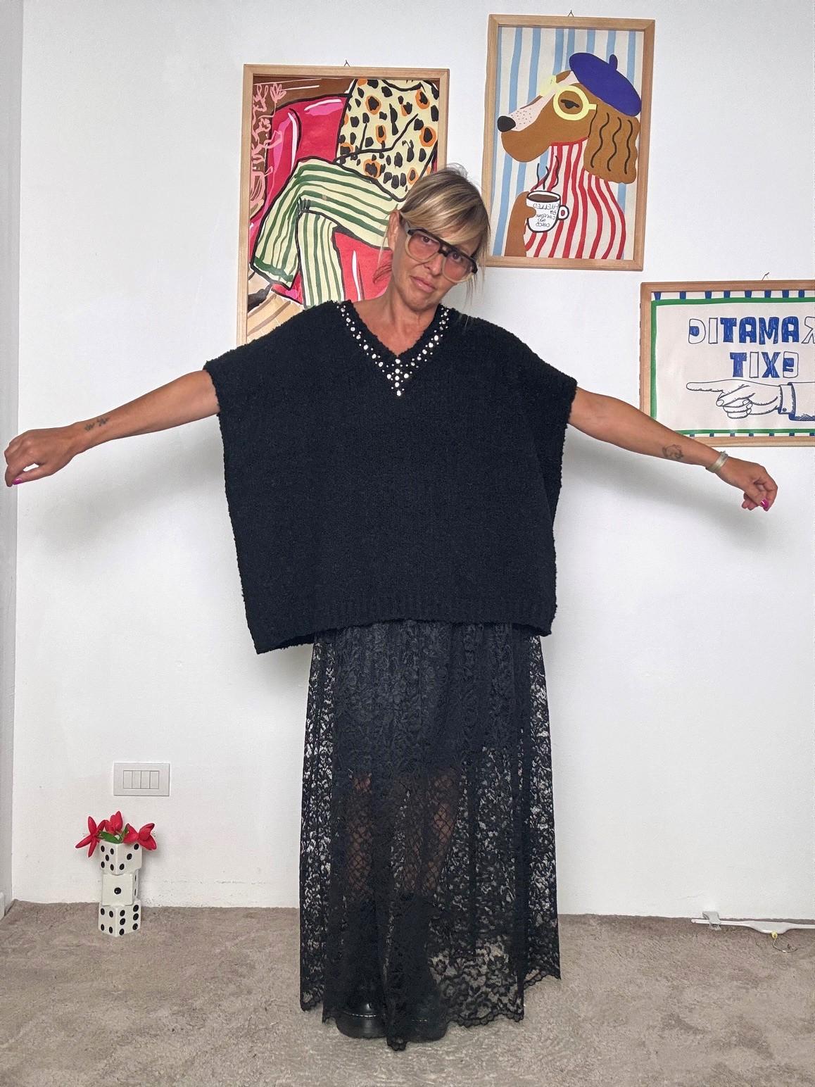 SUSY STAR - Maglia morbida con dettagli chic: comfort e stile in ogni occasione 3WB01/ NERO SUSY STAR 