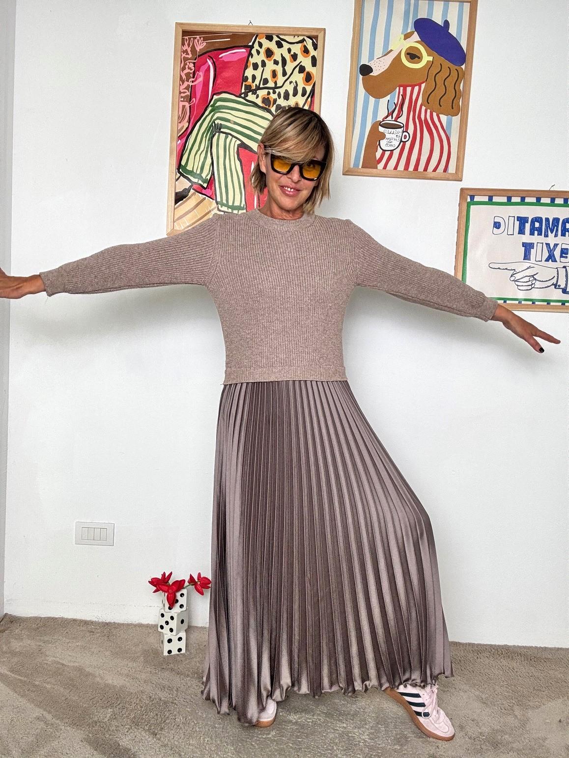 FEMALE -A bito lungo plissé: elegante, fluido e senza tempo taupe L3M353/ TAUPE FEMALE 