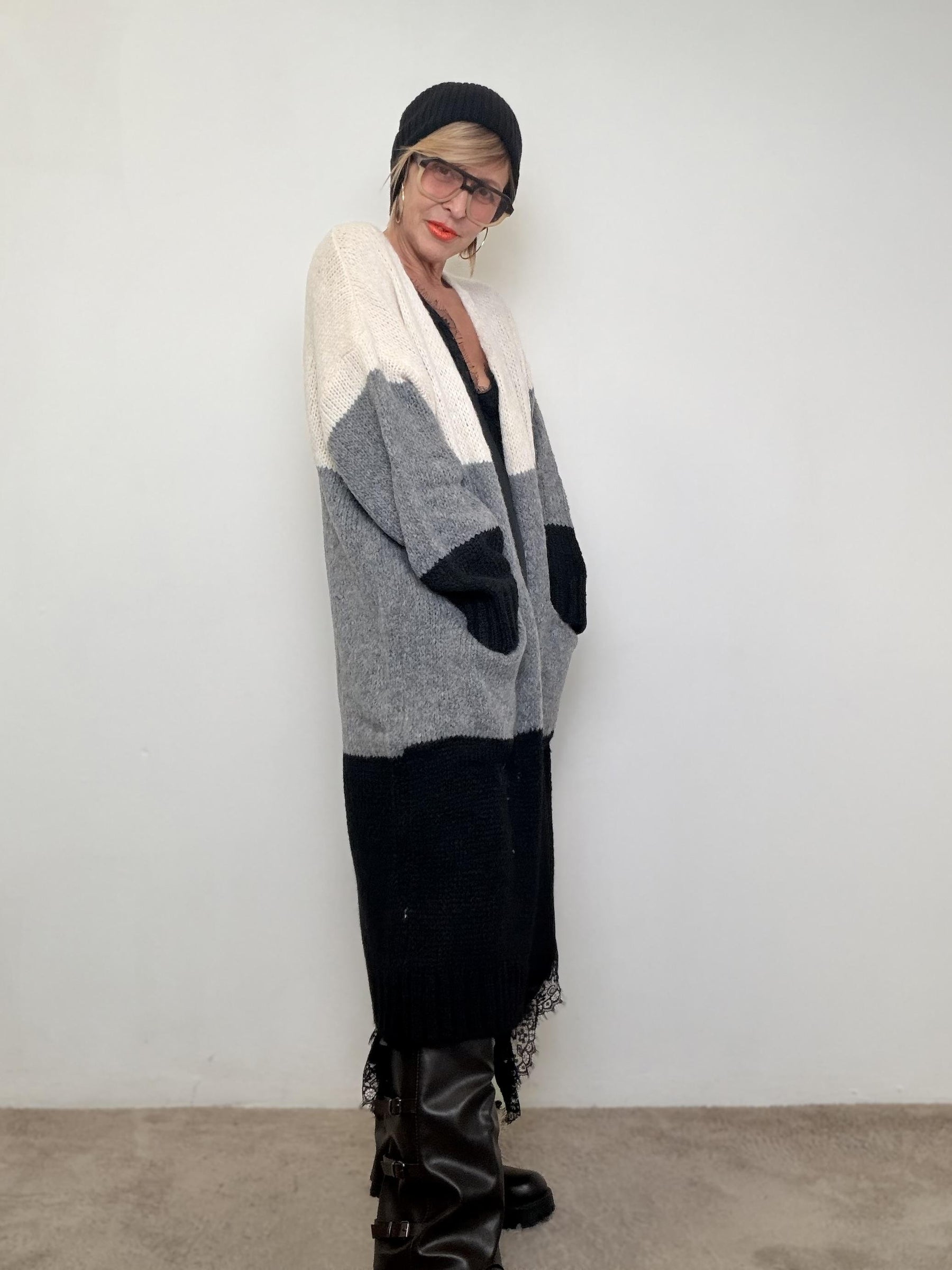 SUSY STAR - Cardigan Color Block Cozy  il cappotto-maglia che ti avvolge come un abbraccio STWM287/ NERO SUSY STAR 